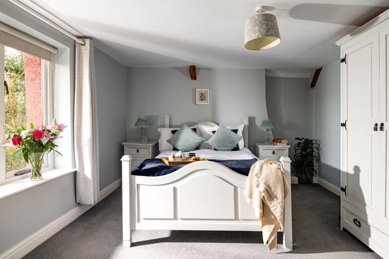 Drakes cottage bedroom