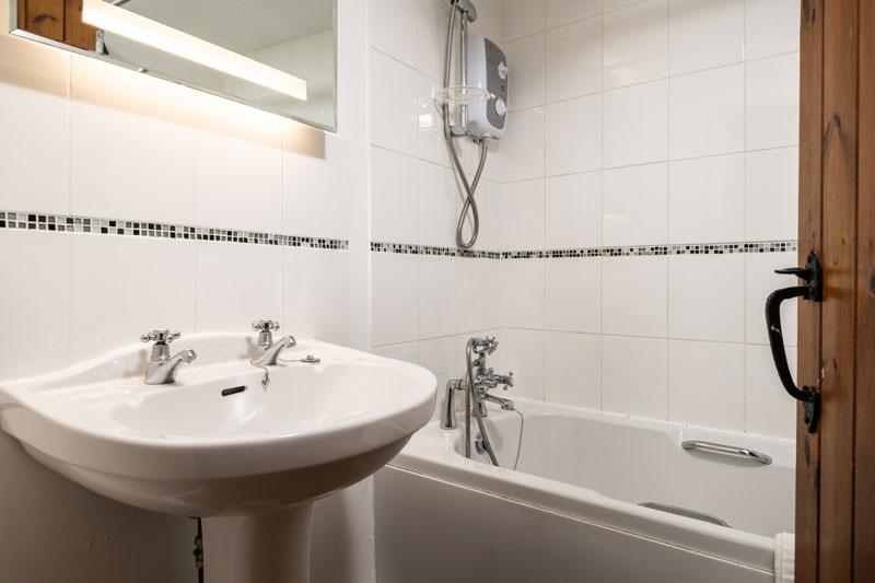 Jonquil cottage bathroom
